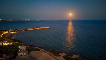 La Luna piena si riflette sul mare di Punta Castellazzo, Ispica (RG) 10.07.2025